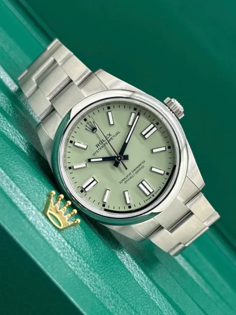 Dong-Ho-Rolex-Oyster-Perpetual-134300-Replica-11-Mat-So-Mau-Xanh-Com-May-Co-Thuy-Sy-VSF-41mm-1-768×1024.jpg